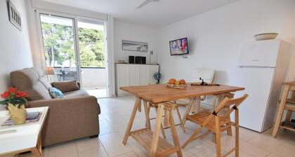 Temporary rental - This charming renovated studio in Roses offers modern comfort and a terrace, ideal for a quiet vacation near the beach.