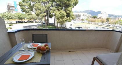 Location temporaire - Ce charmant studio rénové à Roses offre un confort moderne et une terrasse, idéal pour des vacances tranquilles prÚs de la plage.