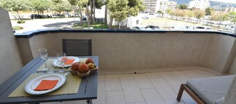 Temporary rental - This charming renovated studio in Roses offers modern comfort and a terrace, ideal for a quiet vacation near the beach.