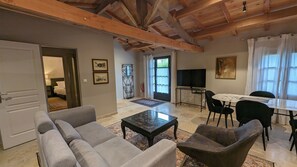 TV, fireplace, table tennis - Exceptional, spacious self-catered cottage with shared pool, for long stays (SOYAUX)
