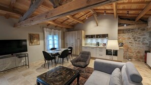 Fernseher, Kamin, Tischtennisplatte