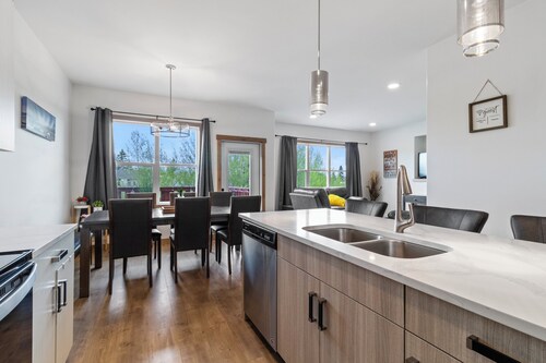 Clean, Cozy, 4 Bedroom House ~ Close to the Lake ~ Air Conditioning ~ Games Room