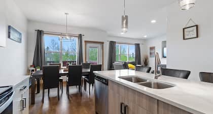 Clean, Cozy, 4 Bedroom House ~ Close to the Lake ~ Air Conditioning ~ Games Room