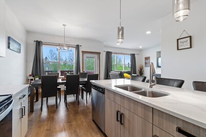Clean, Cozy, 4 Bedroom House ~ Close to the Lake ~ Air Conditioning ~ Games Room