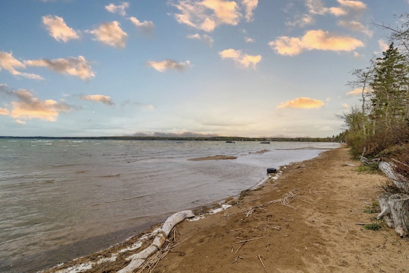 Chaises longues, serviettes de plage