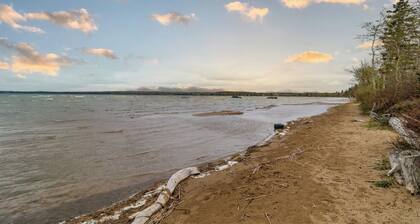 Clean, Cozy, 4 Bedroom House ~ Close to the Lake ~ Air Conditioning ~ Games Room