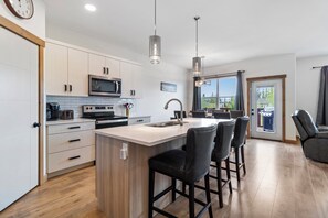 雪櫃、微波爐、焗爐、爐具