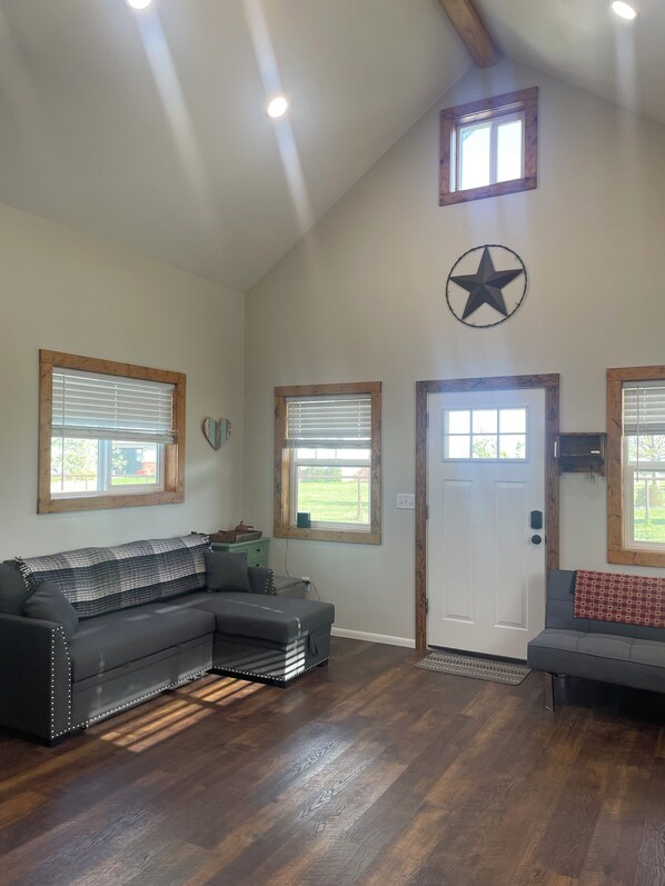 Smart TV, DVD player - Tiny house hideaway just outside of town (Cody)
