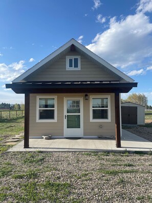 Exterior - Tiny house hideaway just outside of town (Cody)
