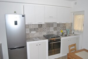 Kühlschrank, Ofen, Herdplatte, Wasserkocher mit Kaffee-/Teezubehör