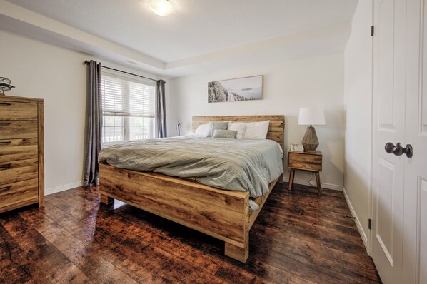 2 habitaciones, tabla de planchar con plancha, cuna de viaje y wifi 