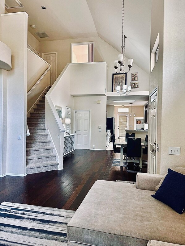 Una Smart TV, una chimenea