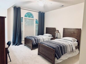 4 bedrooms, desk, iron/ironing board, travel crib - Lovely Duplex in Frisco 4BR 2.5Bath (Frisco)