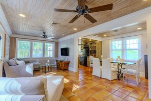 Smart TV, fireplace, offices - Sarasota Botanical Garden 3Br Retreat - Near Bay (Sarasota)