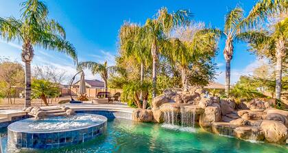 Spacious & Luxurious oasis w/ saltwater pool, hot tub, outdoor kitchen & sauna