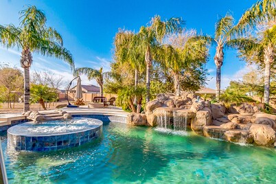 Spacious & Luxurious oasis w/ saltwater pool, hot tub, outdoor kitchen & sauna