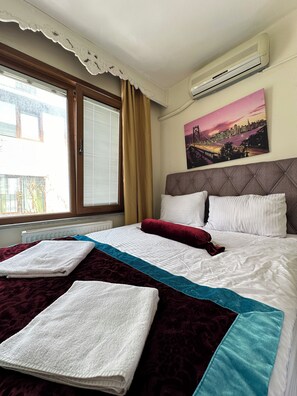Deluxe appartement | Lakens van Egyptisch katoen, luxe beddengoed, een bureau