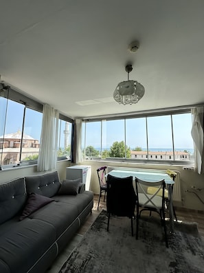 Deluxe Apartment, Kitchen, Sea View | Living area | 27-inch Smart TV with digital channels, Netflix, streaming services - Apart La Mia (Istanbul)