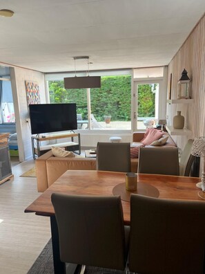 Living area - Uriges Ferienhaus in Einem Ruhigen Ferienpark (Herkingen)