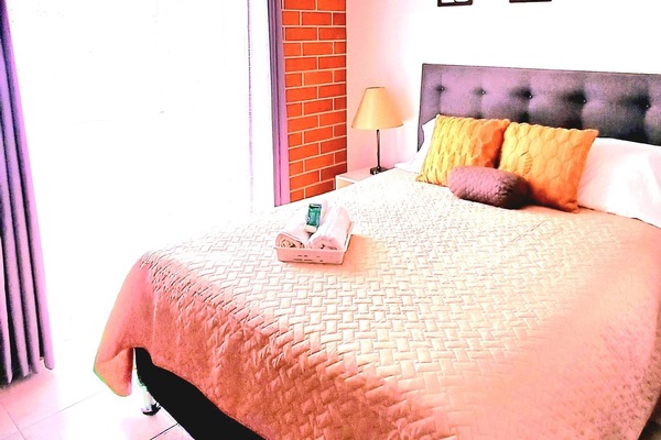 Cama tamaño Queen (Americana Extra Confort) con sábanas 100% algodón y closeth.