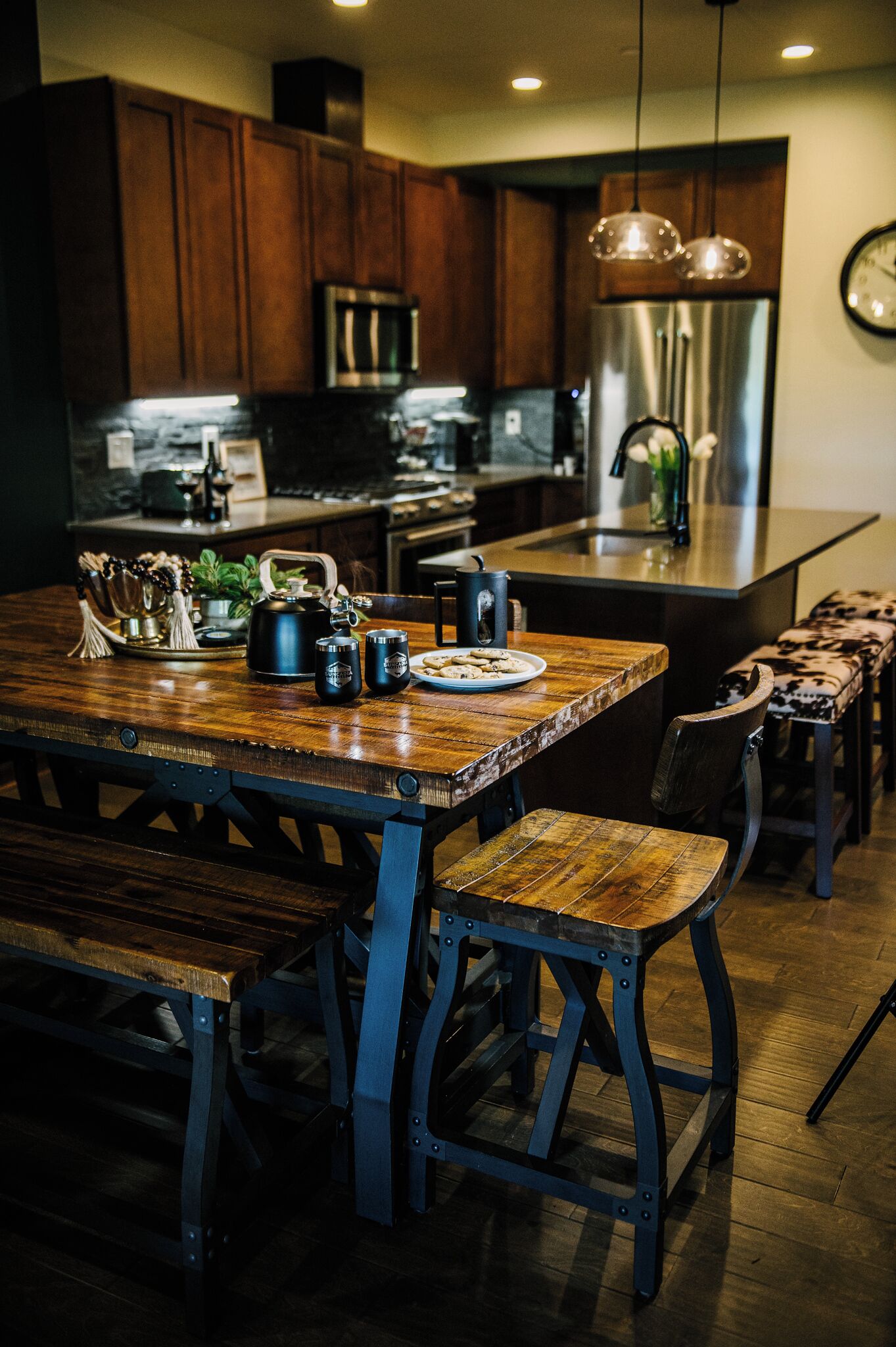 LUX GETAWAY in the PNW Pines! Designer Townhouse with Incredible View - Sleeps 8