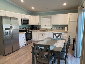 Private kitchen - Sandy Knights 2 Blocks From the Boardwalk (Carolina Beach)