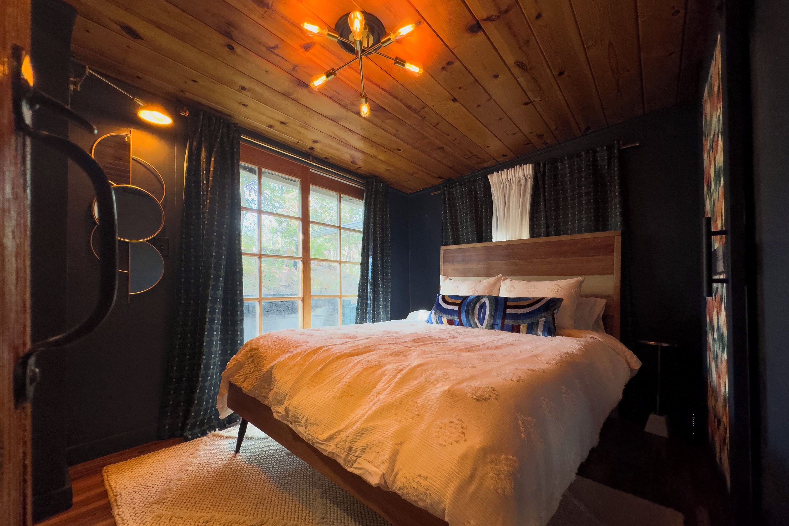 2 soverom, skrivebord, strykejern/-brett og wi-fi (inkludert)