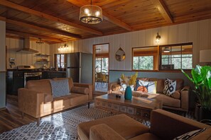 スマートテレビ、暖炉、PC モニター