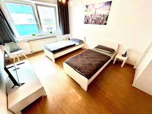 2 habitaciones, tabla de planchar con plancha, wifi y ropa de cama 