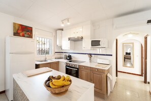 Fridge, microwave, oven, coffee/tea maker
