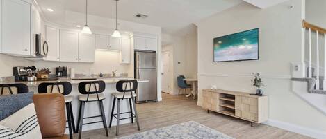 Una televisión, una oficina