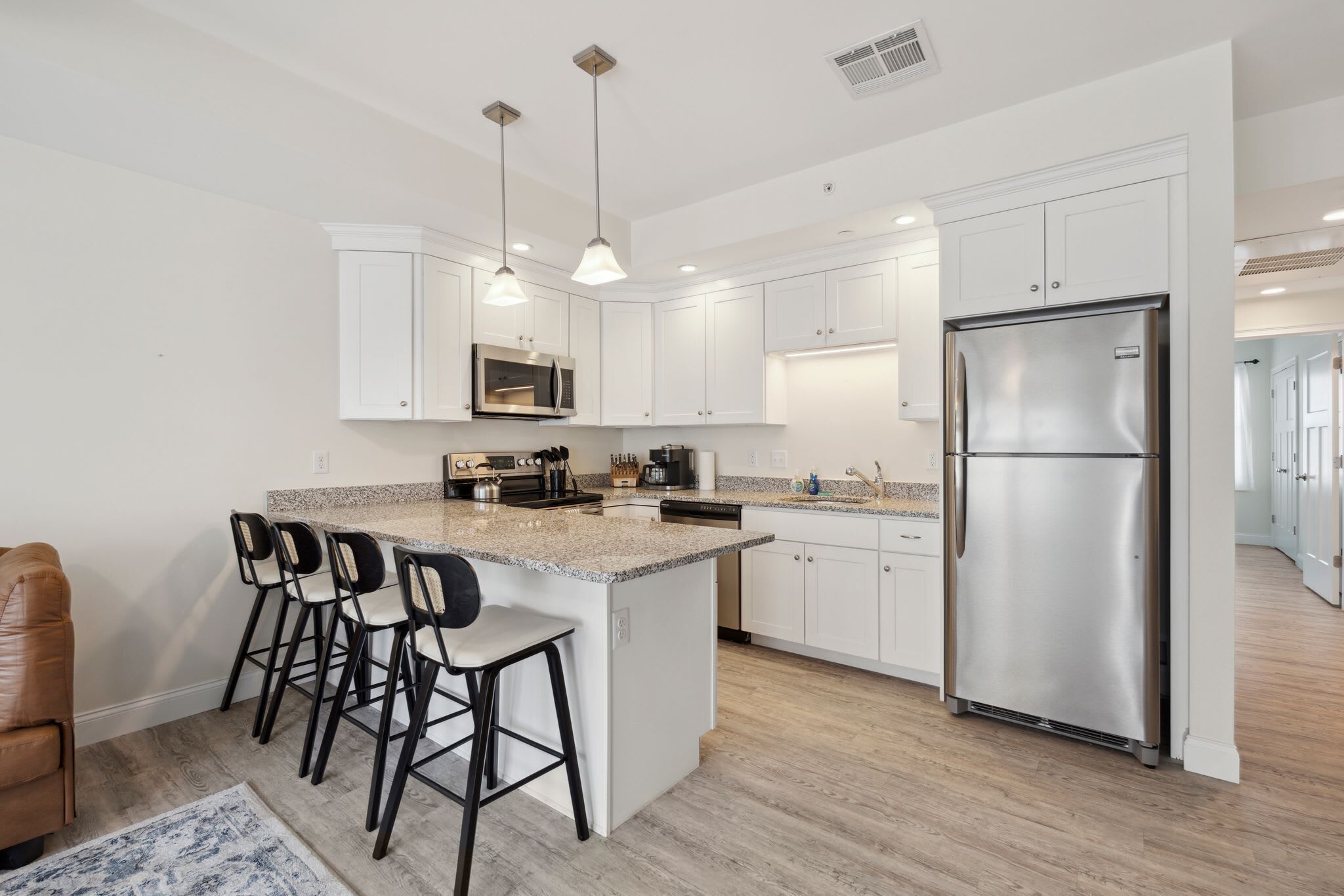 Réfrigérateur, micro-ondes, four, plaque de cuisson