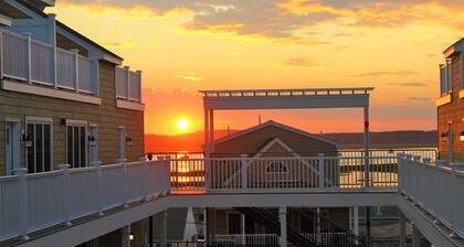 Ashworth Escape | Walk To Beach | Private Balcony