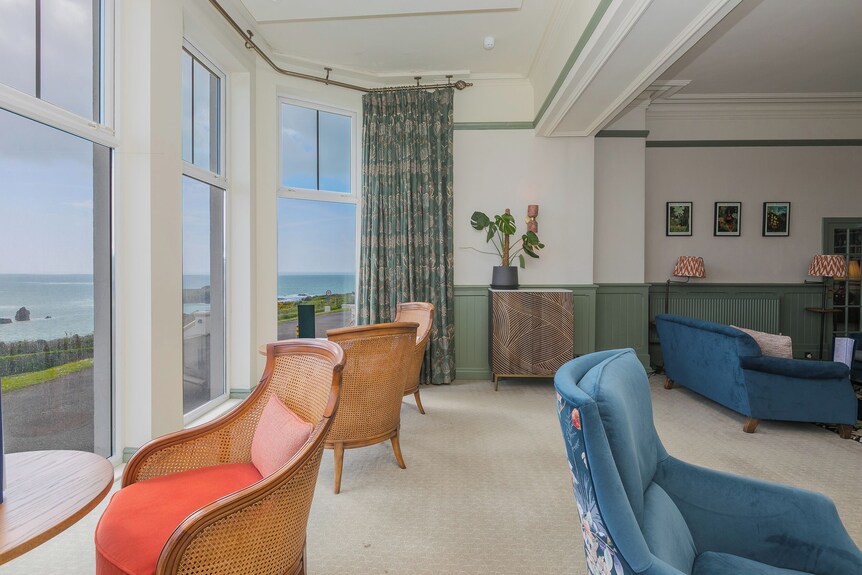 Rebecca, Pet Friendly, Luxury Holiday Cottage, With Pool In Mullion - Porthleven