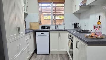 Geladeira, micro-ondas, cooktop, lava-louças