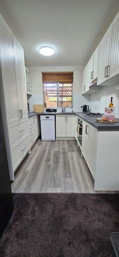 Queen of the Desert Apartment with Cozy MacDonnell Range view.
2 Bedroom 🛌 