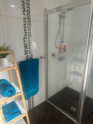 Ducha, toallas, jabón, shampoo