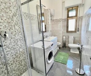 Haartrockner, Bidet, Handtücher, Seife