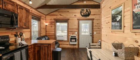 Kühlschrank, Mikrowelle, Herdplatte, Wasserkocher mit Kaffee-/Teezubehör