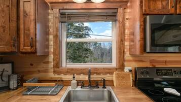 Kühlschrank, Mikrowelle, Herdplatte, Wasserkocher mit Kaffee-/Teezubehör