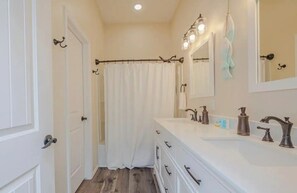 Hair dryer, towels, soap, shampoo - Coastal Getaway 3BR 2BA, sleeps up to 8, w pool, balcony, mins to beach & marina (Rockport)