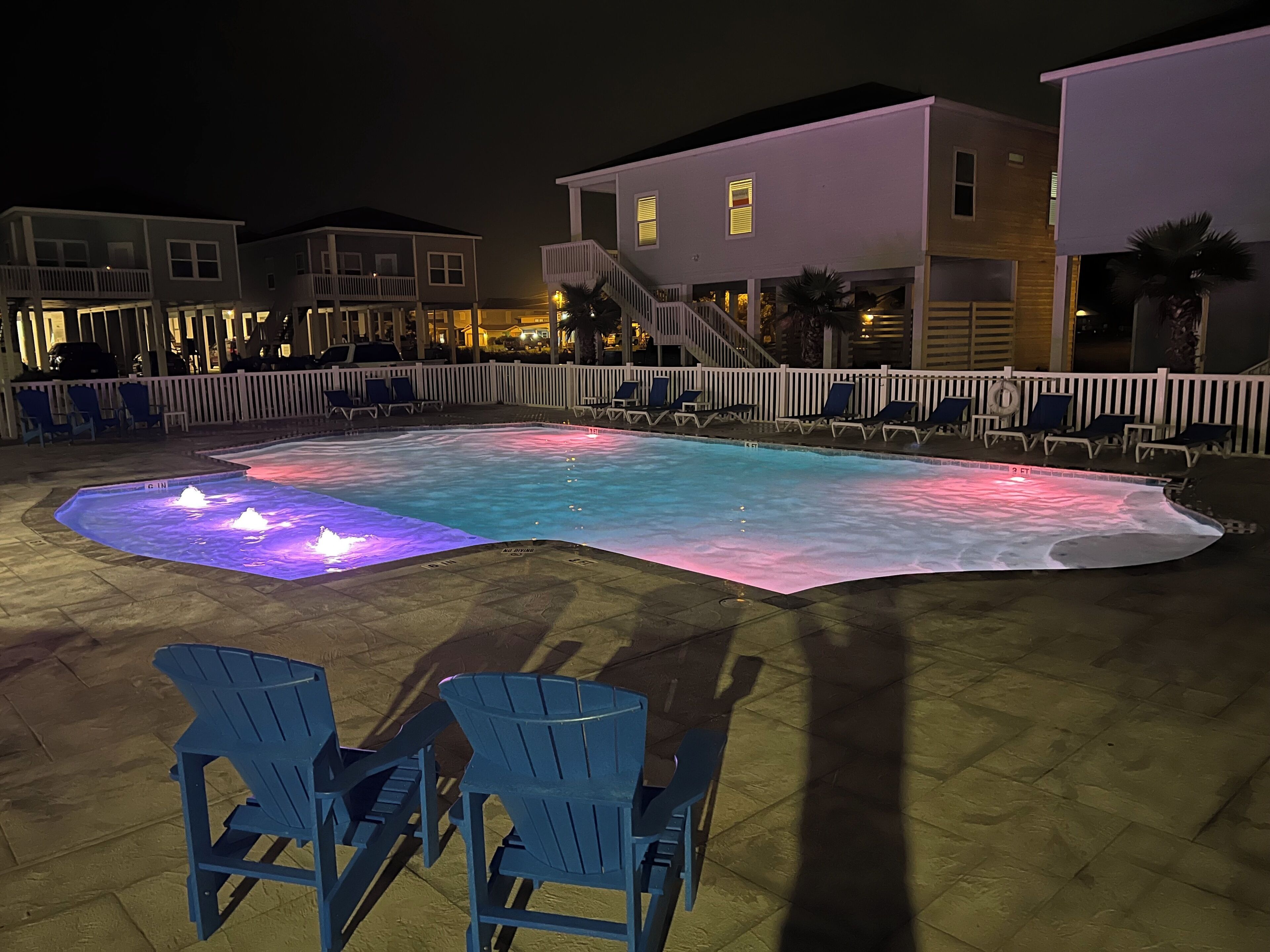 Coastal Getaway 3BR/2BA, sleeps up to 10, w/pool, balcony, mins to beach/marina