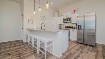 Frigorífic, microones, forn i placa de cuina