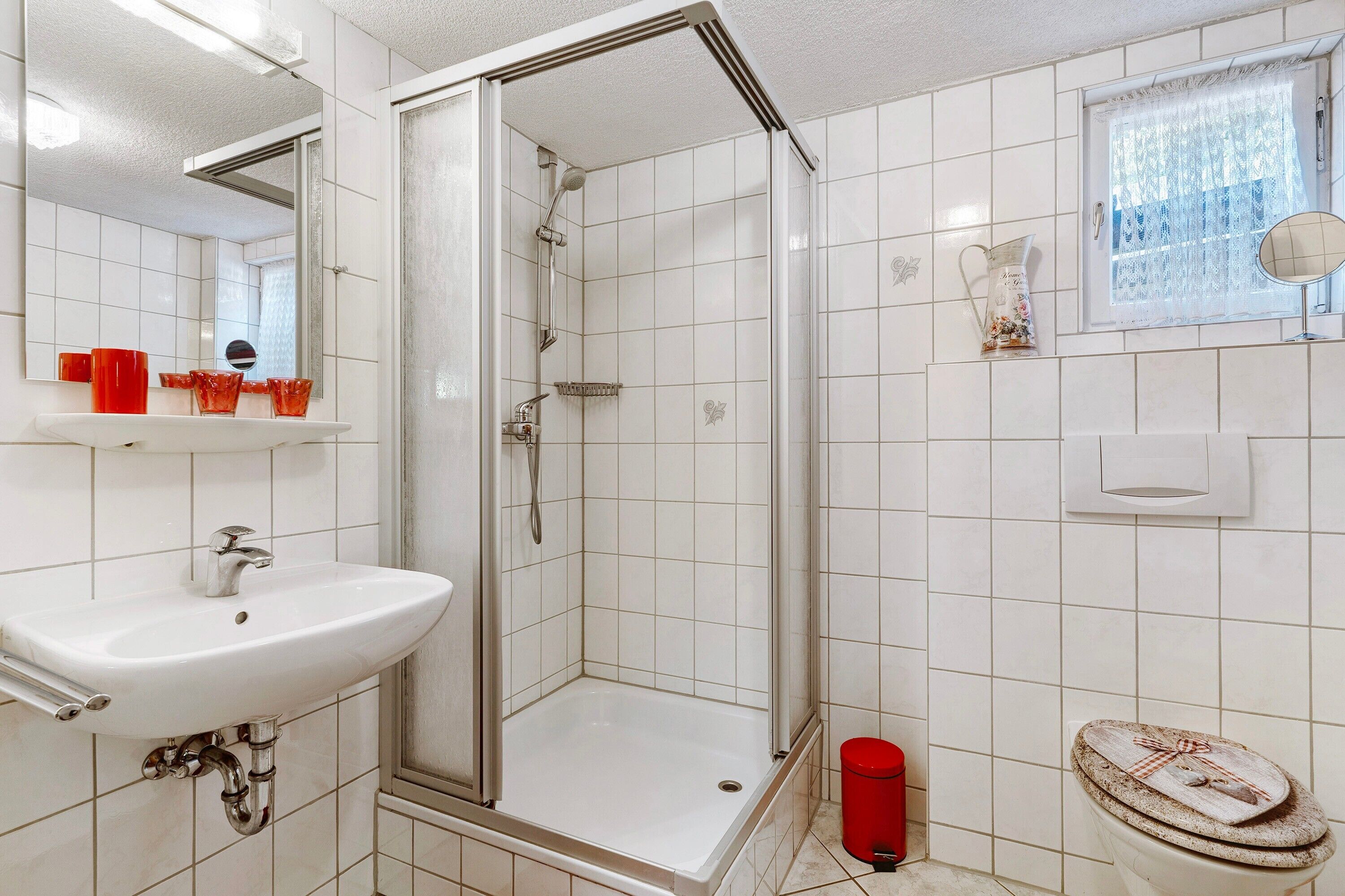 Un baño con ducha, lavabo e inodoro.