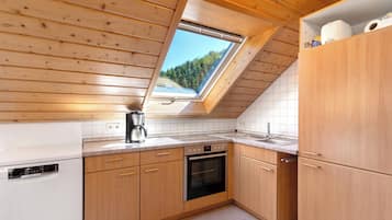 Fridge, oven, stovetop, dishwasher