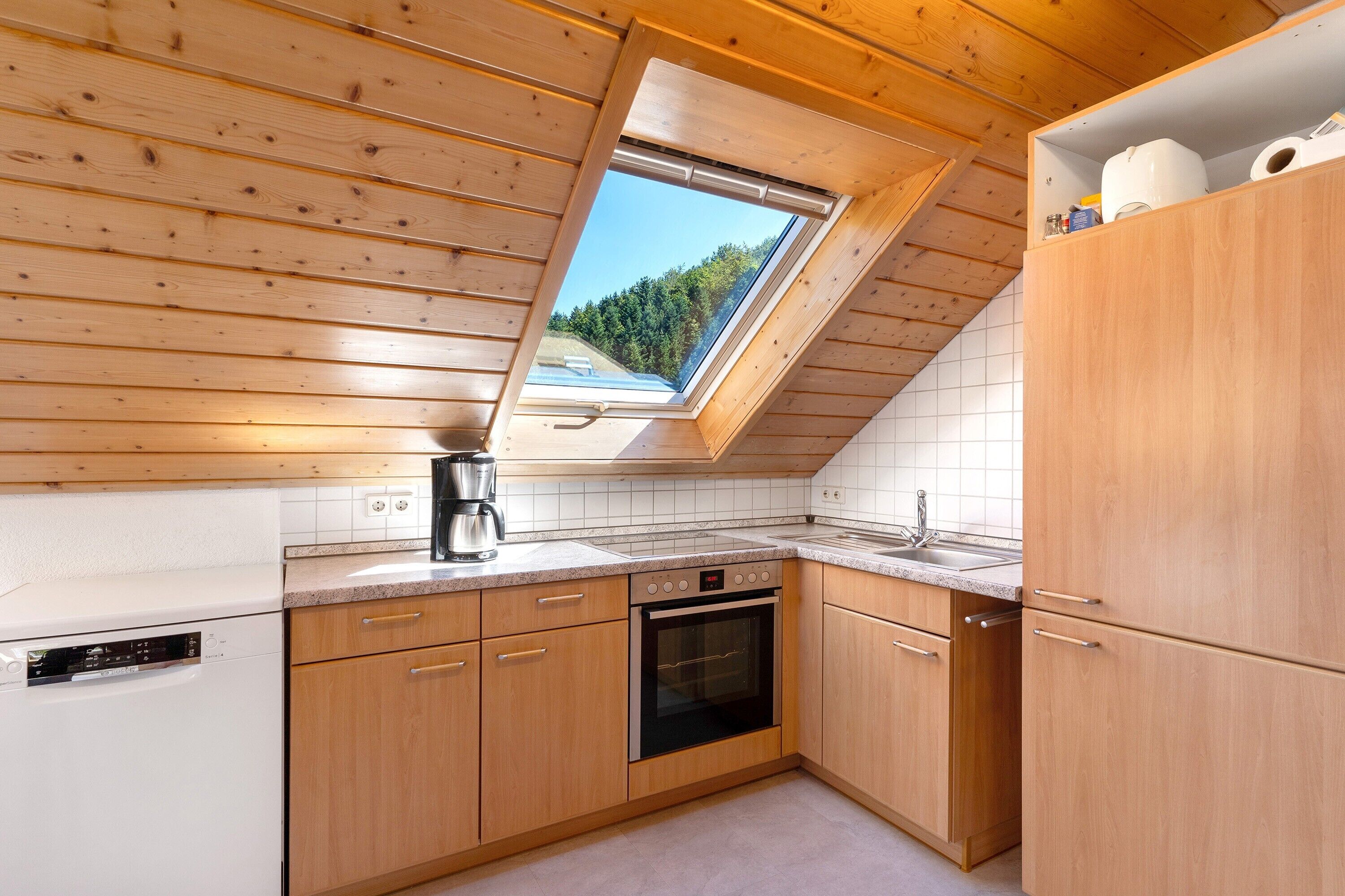 Réfrigérateur, un four, surface de cuisson, lave-vaisselle