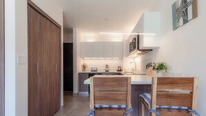 Eine moderne Küche mit Holzausstattung, einer zentralen Kochinsel und einer Mikrowelle.
