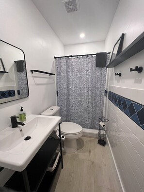 Shower, hair dryer, bidet, towels - Newly renovated home near Hard Rock Stadium and major highways! (Miami Gardens)