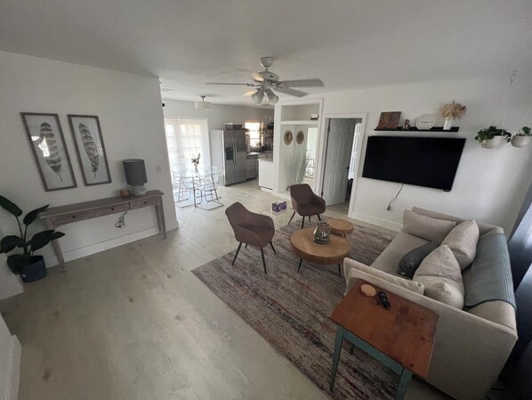 Smart TV - Newly renovated home near Hard Rock Stadium and major highways! (Miami Gardens)