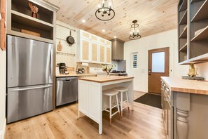 Fridge, microwave, oven, stovetop - ★ HostWise Stays ★ Designer`s Dream - Parking - Soaker Tub, Location! (Pittsburgh)